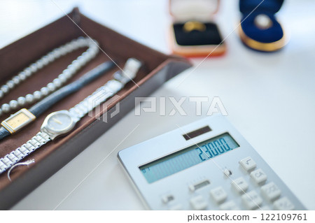 Precious metals purchaser appraisal image 122109761
