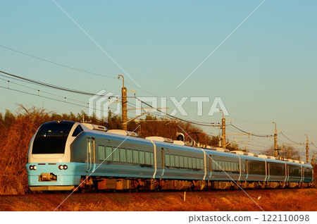 [E653 Series 7-Car Train] Express Kaiun Naritasan New Year's Visit Gunma Train Running in the Setting Sun 122110098