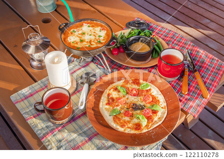 在戶外烹飪義大利美食 122110278