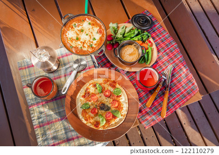 在戶外烹飪義大利美食 122110279