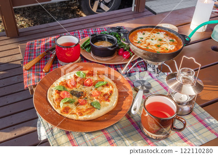 在戶外烹飪義大利美食 122110280