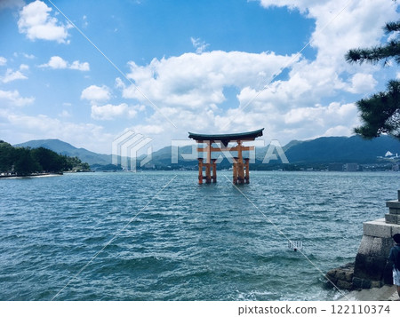 Floating Torii Gate at Itsukushima Shrine 122110374