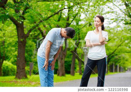 在公園裡戰鬥的年長夫婦 122110398