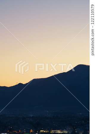 沐浴在夕陽下的北阿爾卑斯山常年山脈 122110579