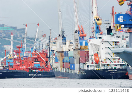 ships in port in rainy weather in Vladivostok 122111458