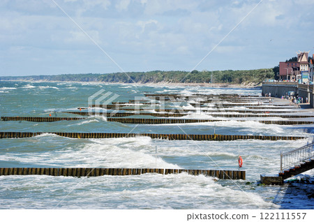 piers and breakwaters on the embankment in Zelenogradsk 122111557