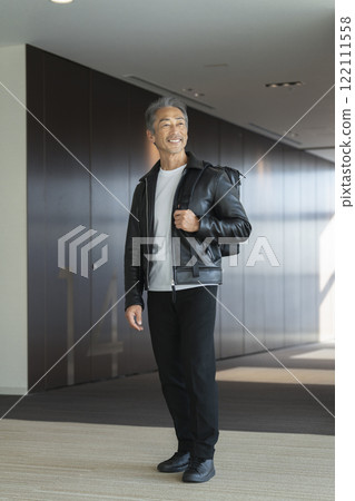 60 多歲的微笑男子背著背包 122111558