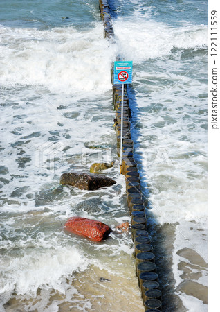 piers and breakwaters on the embankment in Zelenogradsk 122111559