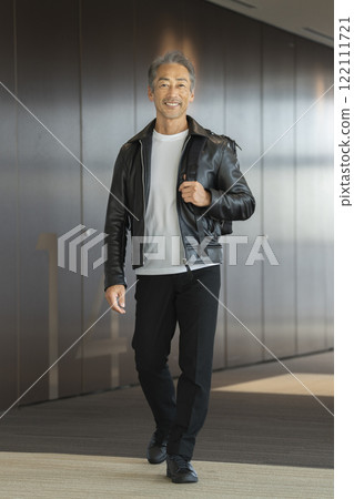 一個60多歲的男人微笑著走路 122111721