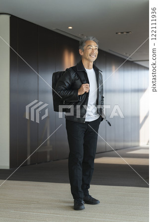 60 多歲的微笑男子背著背包 122111936