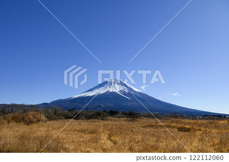 從朝霧高原欣賞富士山和藍天的壯麗景色 122112060