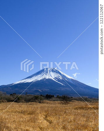 從朝霧高原欣賞富士山和藍天的壯麗景色 從朝霧高原欣賞富士山和藍天的壯麗景色 122112067