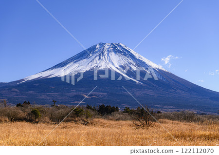 A spectacular view of Mt. Fuji and the blue sky from Asagiri Plateau 122112070