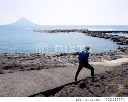 Walking through Banshohana Nature Park in spring - A view of Mt. Kaimon (Kagoshima Prefecture) 122112251