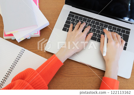 使用計算機的婦女手邊的生意 使用計算機的婦女手邊的生意 122113162