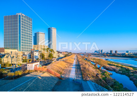 Tokyo cityscape in Japan on January 18th... View of Tama River bathed in the setting sun and the tower apartment complexes in front of Kawasaki and Musashi-Kosugi stations 122114527