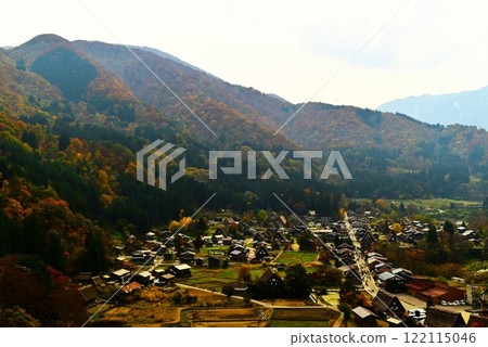 Shirakawa-go wrapped in autumn leaves Shirakawa-go wrapped in autumn leaves 122115046