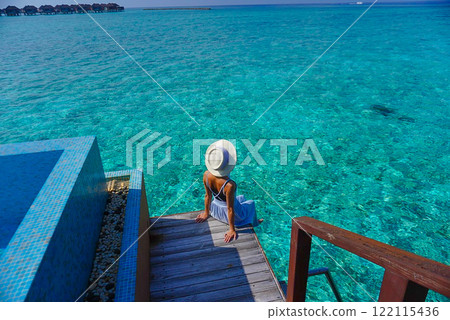 Girl looking at the sea 122115436