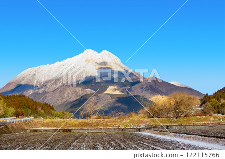 冬天的由布院 由布山的降雪和藍天 122115766