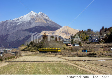 Yufuin Forest: Running through the Yufuin Basin in winter 122115866