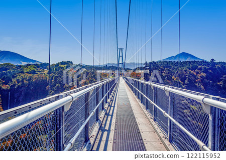 Autumn Leaves and Kokonoe “Yume” Suspension Bridge 122115952