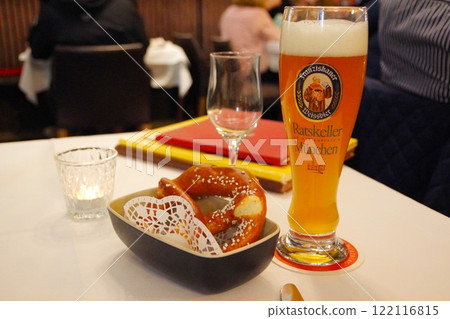 德國啤酒和椒鹽捲餅 122116815