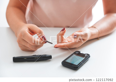 Woman measuring glucose level blood test 122117092