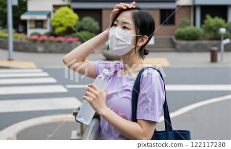 炎熱的夏天，女人在酷暑中擦汗 122117280