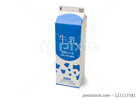 從某個角度看到的紙盒中的 1 公升牛奶 122117381