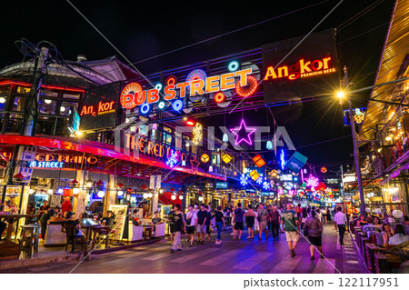 Pub Street in downtown Siem Reap, Cambodia 122117951
