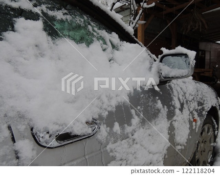 side of icy grey car covered with snow, problem of opening vehicle door after snow storm, freezing rain and extreme temperature drop, consequences of worsening weather and climate in private transport side of icy grey car covered with snow, problem of opening vehicle door after snow storm, freezing rain and extreme temperature drop, consequences of worsening weather and climate in private transport 122118204