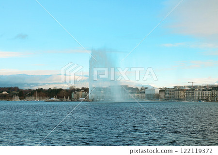 Picturesque view of the Geneva fountain Jet D'eau on Geneva lake 122119372