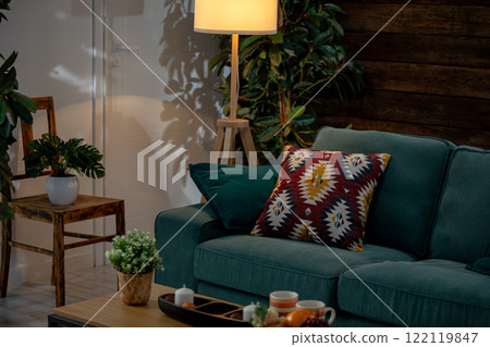 A Cozy Living Room Featuring Stylish Decor and Lush Greenery for a Welcoming Atmosphere 122119847