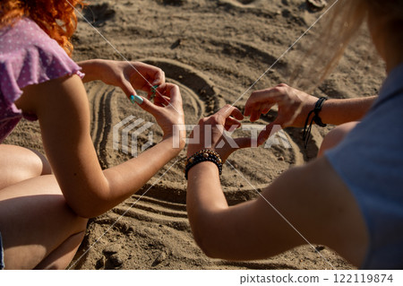 Engaging in Creative Play in the Sand Unique and Beautiful Artistic Patterns Unveiled 122119874