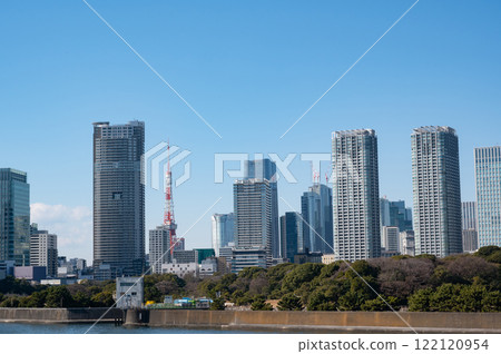 隅田川沿岸的摩天大樓和東京鐵塔風景 122120954