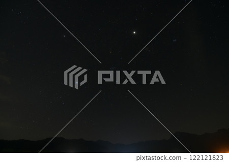 北斗市白州鎮黎明時分,獵戶座和冬季星星在西方天空中傾斜 北斗市白州鎮黎明時分,獵戶座和冬季星星在西方天空中傾斜 122121823
