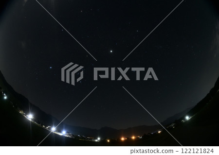 北斗市白州鎮黎明時分,獵戶座和冬季星星在西方天空中傾斜 北斗市白州鎮黎明時分,獵戶座和冬季星星在西方天空中傾斜 122121824