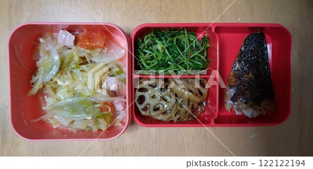 我妻子心愛的午餐盒，裡面有很多肉、魚和蔬菜 122122194