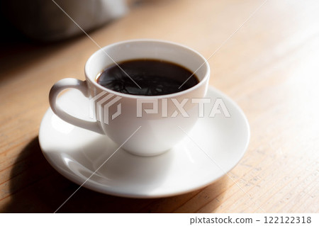 [咖啡廳材料] 將熱咖啡倒入咖啡杯中[長野縣] 122122318