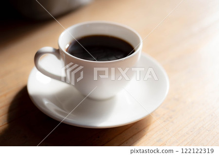 [咖啡廳材料] 將熱咖啡倒入咖啡杯中[長野縣] 122122319
