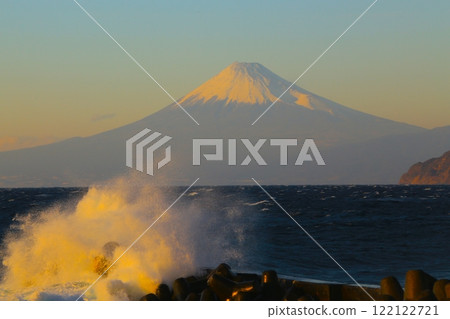 Big waves and Mount Fuji from Toi in Nishiizu 122122721
