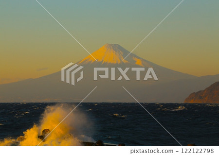 Big waves and Mount Fuji from Toi in Nishiizu Big waves and Mount Fuji from Toi in Nishiizu 122122798