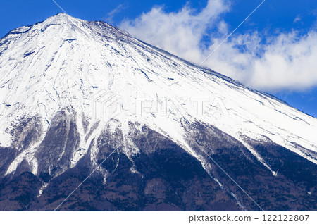 A spectacular view of snow-capped Mount Fuji from Fujinomiya City A spectacular view of snow-capped Mount Fuji from Fujinomiya City 122122807