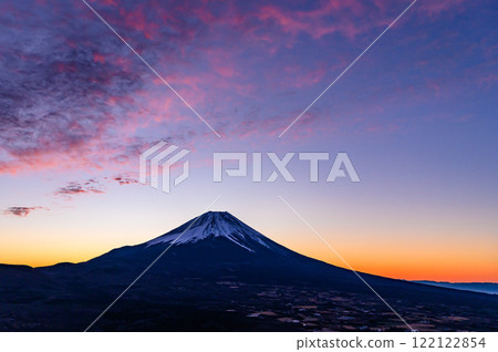Spectacular view of the sunrise and Mt. Fuji from Ryugatake in Yamanashi Prefecture 122122854