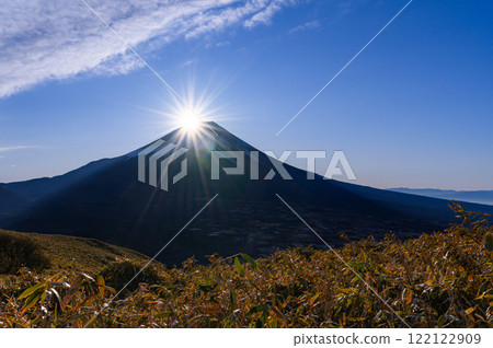 Diamond Fuji, a spectacular sight in Japan 122122909