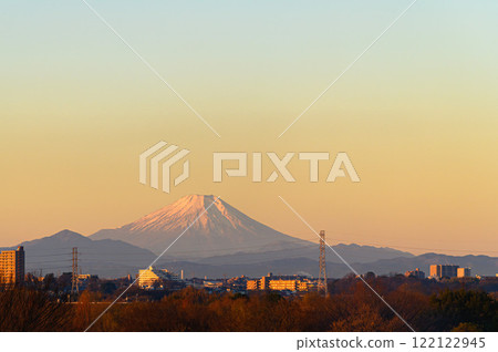 A spectacular view of the morning sky, Mt. Fuji, and cityscape from Toda City, Saitama Prefecture A spectacular view of the morning sky, Mt. Fuji, and cityscape from Toda City, Saitama Prefecture 122122945