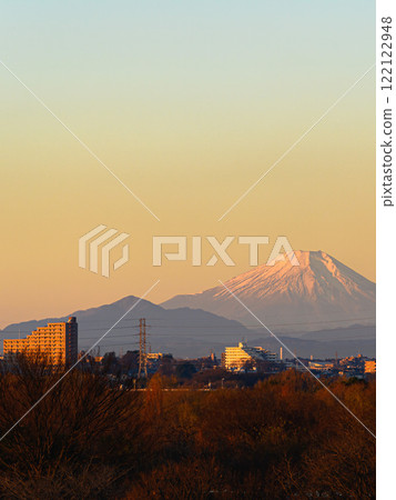 A spectacular view of the morning sky, Mt. Fuji, and cityscape from Toda City, Saitama Prefecture 122122948