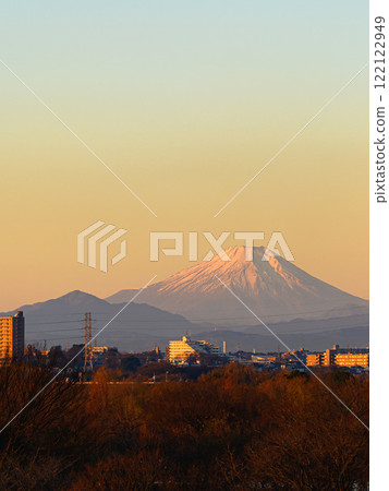 A spectacular view of the morning sky, Mt. Fuji, and cityscape from Toda City, Saitama Prefecture 122122949