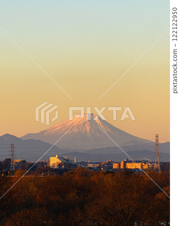 A spectacular view of the morning sky, Mt. Fuji, and cityscape from Toda City, Saitama Prefecture 122122950