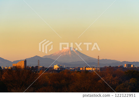 A spectacular view of the morning sky, Mt. Fuji, and cityscape from Toda City, Saitama Prefecture 122122951